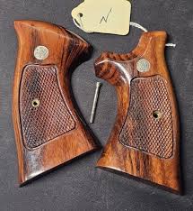 S&W Grip N SQ with Medaillon